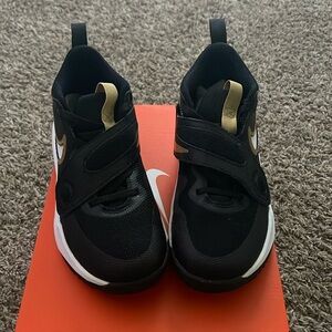 Boys Team Hustle D 11 size 2Y ( Worn once, like new )